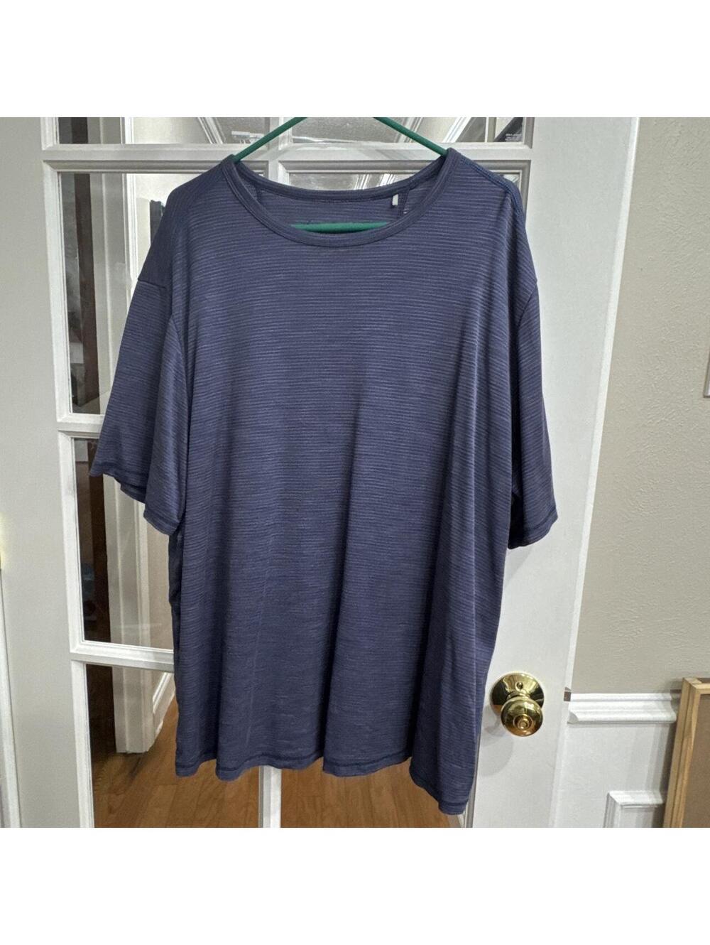 Tommy Bahama Men's Blue and Navy Tshirt
